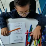garçon qui lit