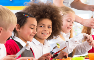 un groupe d'enfants à l'école